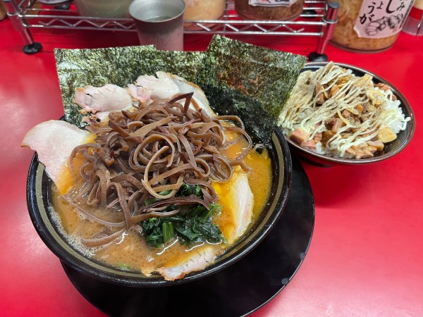 「チャーシューメン（3枚）➕キクラゲ➕チャーシューまぶし大盛り」@柏 王道家の写真