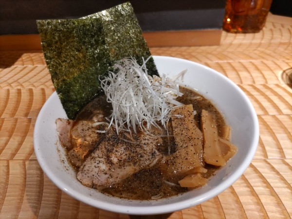 「新橋ブラックラーメン」@スタンドクラシック 新橋店の写真