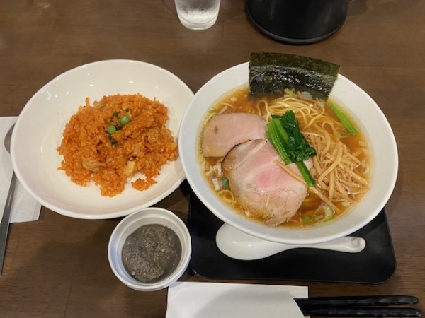 「「三つ由の醤油らーめん・にぼしペースト・チキンライス（小）」@三つ由の写真