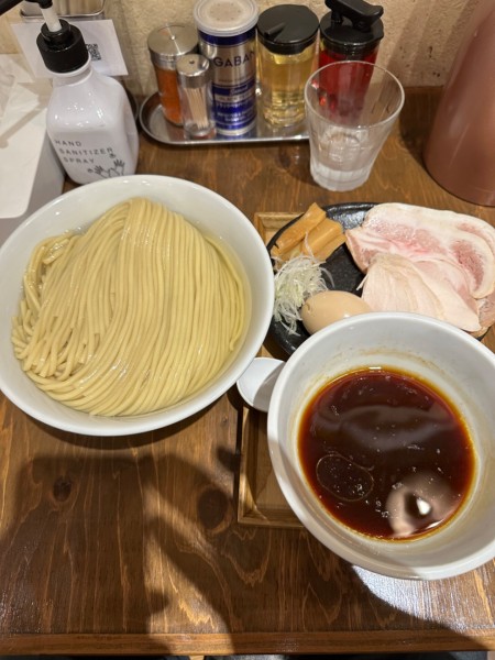 「つけ麺　400g 醤油コーチン油特製トッピング」@麺屋鈴春の写真