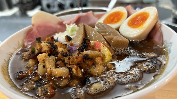 「本日の合わせ琥珀（茨城県産真鯖）全載せ、鱗トッピング、中太麺」@龍の羽 時色の写真