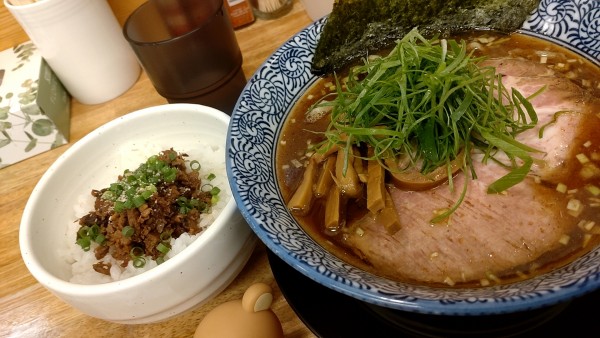 「醤油らー麺（880円税込）+肉めし（250円税込）」@麺屋 つるるの写真