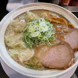 醤油わんたん麺（こってり、細麺）