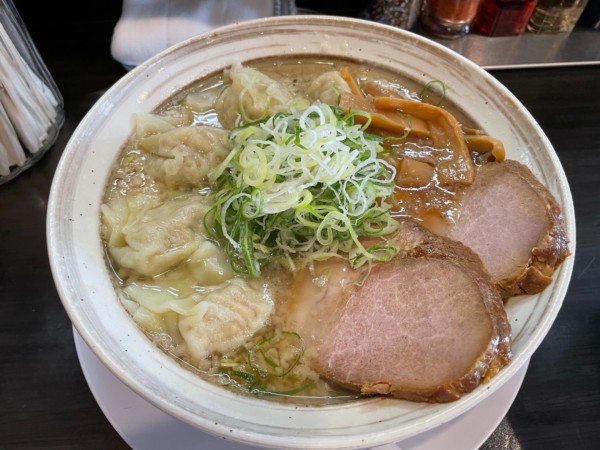 「醤油わんたん麺(こってり、細麺)」@ラーメン ROOTSの写真