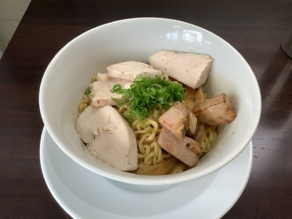 「鶏チャーシュー鶏油まぜそば　1000円」@中華そば 馨の写真