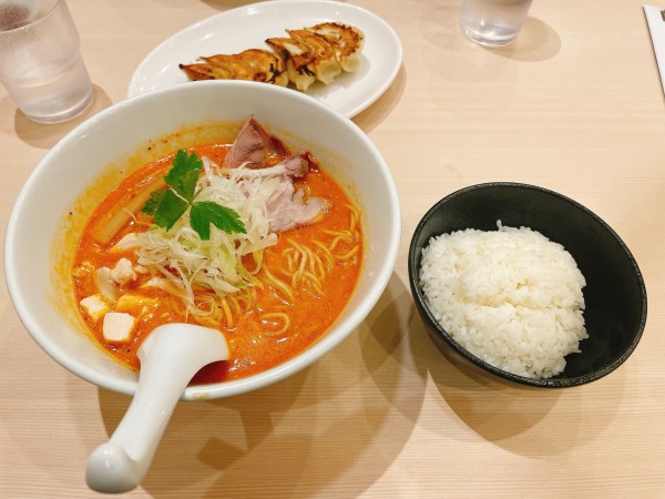 「坦々麺+餃子」@らぁ麺 まつ岡の写真