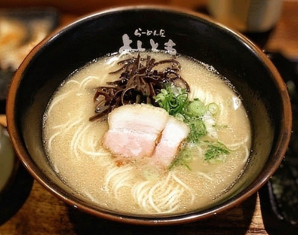 「とんこつら〜めん」@らーめんや よしともの写真