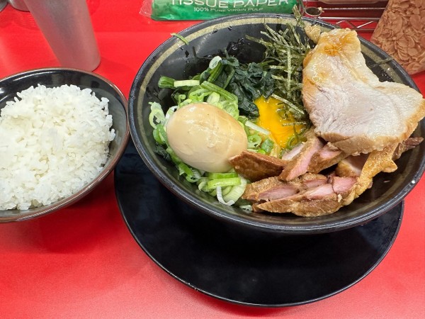 「油そば+バラ1枚+燻製玉子」@IEKEI_TOKYO 王道家直系の写真