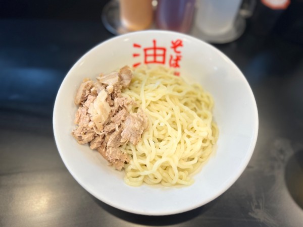 「夏季限定裏メニュー ヒヤシオ塩油そば(並) 950円.くず肉」@東京麺珍亭本舗 鶴巻町本店の写真