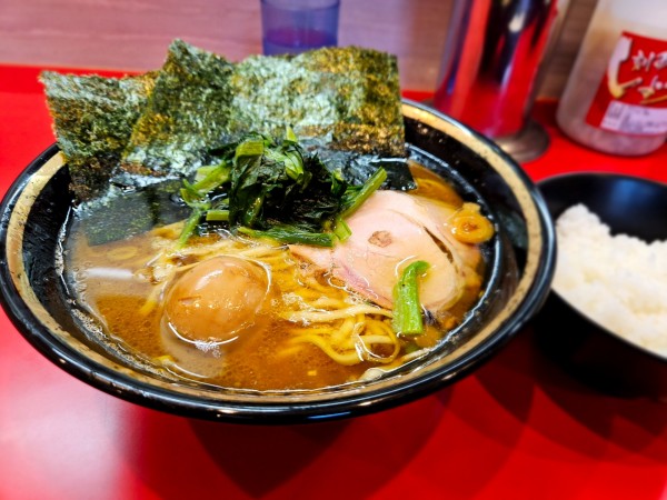 「ラーメン(味濃め、油多め)、ライス、味玉」@家系総本山 ラーメン吉村家の写真