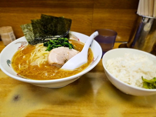 「ラーメン(味濃め)、ライス」@たかさご家 本店の写真