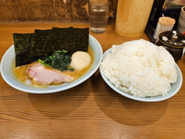 「ラーメン(味濃め、油多め、学割玉子)」@家系らーめん 武将家 外伝の写真
