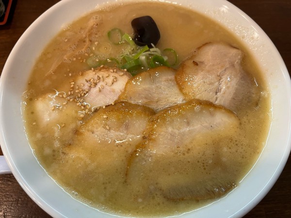 「白絆+焼豚半隠し+味玉のせ」@らーめん 絆家 西ノ内店の写真