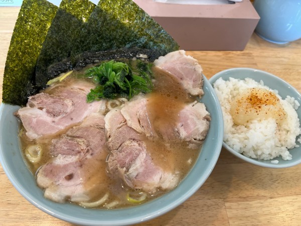 「チャーシューメン並盛(醤油)¥800  半ライス ¥100」@横浜家系らーめん 玉家の写真