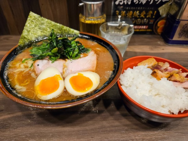 「玉子ラーメン(味濃め、油多め)、ライス」@神田ラーメン わいず 神田本店の写真