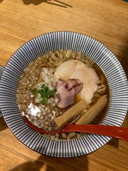 「背脂醤油ラーメン」@焼きあご塩らー麺  たかはし 歌舞伎町店の写真