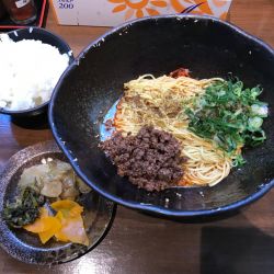 汁なし坦々麺(並)4辛 ご飯おかわり自由(740円)
