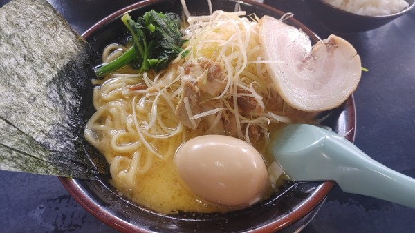 「ラーメン　白髪ネギ、味玉トッピング」@横浜家系ラーメン 千仁家の写真