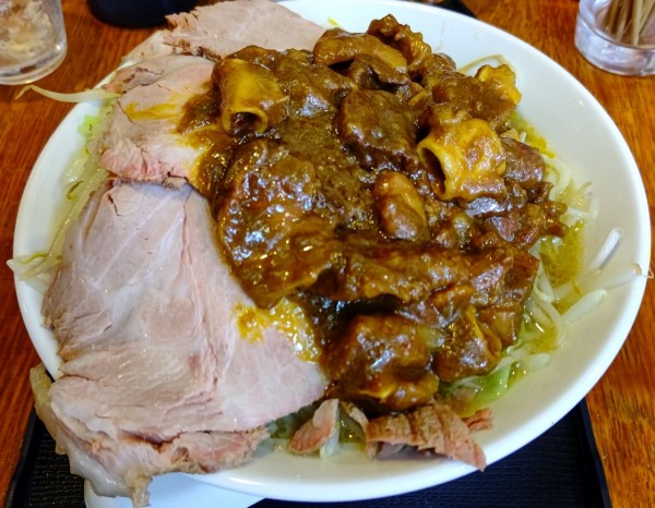 「もつカレー半チャーシュー」@ラーメンあやの写真