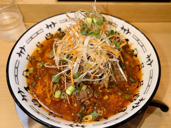 「辛い牛すじラーメン　1100円」@中華そば すばる食堂の写真