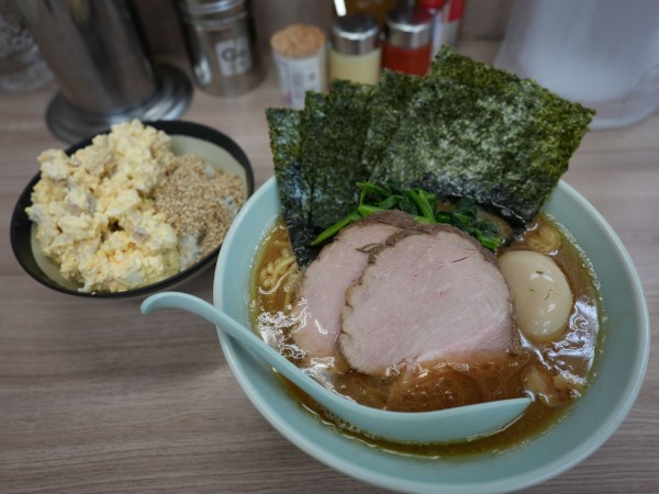 「白山ラーメン 並 麺硬め＋味濃いめ＋油多め＋サービスライス＋」@横浜ラーメン 武蔵家 白山店の写真