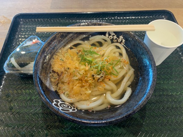 「かけうどん小290+鮭結び140=430円」@なはまるうどんの写真