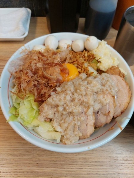 「汁なし小ラーメン＋豚1枚＋うずら、生卵」@ハイパーファットンの写真