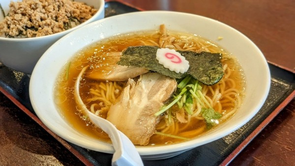 「煮干中華そば並＋しょうが焼鶏そぼろご飯（800円＋280円）」@麺屋 甍の写真