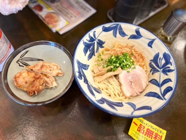 「油そば(並)  870円＋サービス唐揚げ1個.餃子2個」@麺屋 二宮の写真