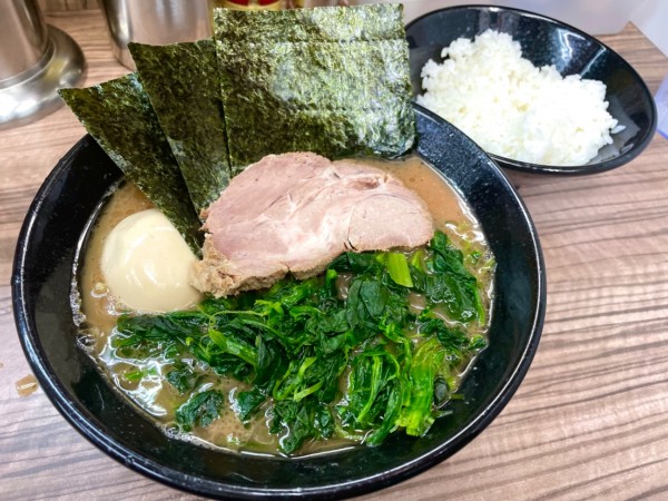 「ホーレン草ラーメン￥850＋ライス中 (無料)」@家系らーめん 武蔵家 川越店の写真