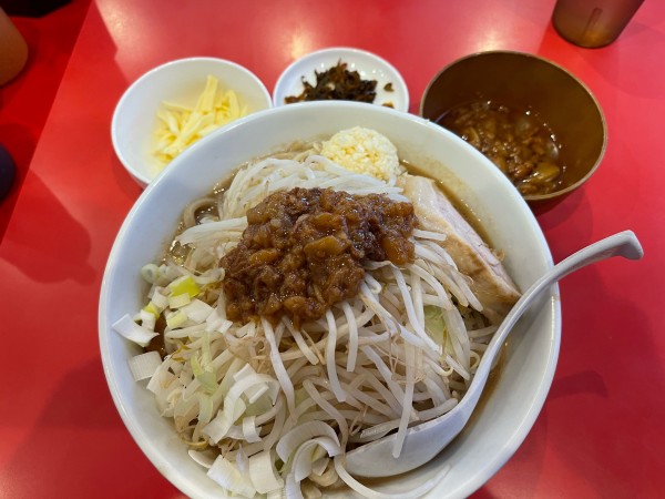 「ラーメン大➕チーズ➕追加アブラ」@豚ゆうの写真
