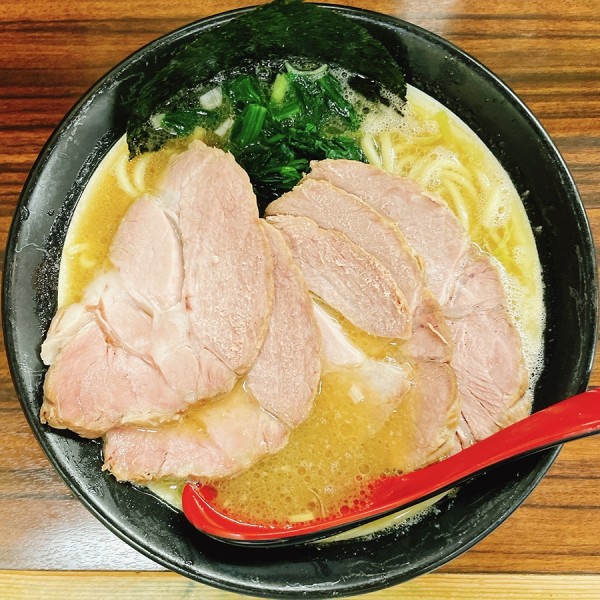 「らーめん（太麺）＋チャーシュー」@豚骨醤油らーめん 誠屋 池尻店の写真