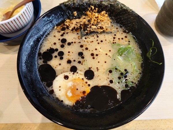 「黒マー油豚骨ラーメン」@はま寿司 蒲田東邦医大通り店の写真
