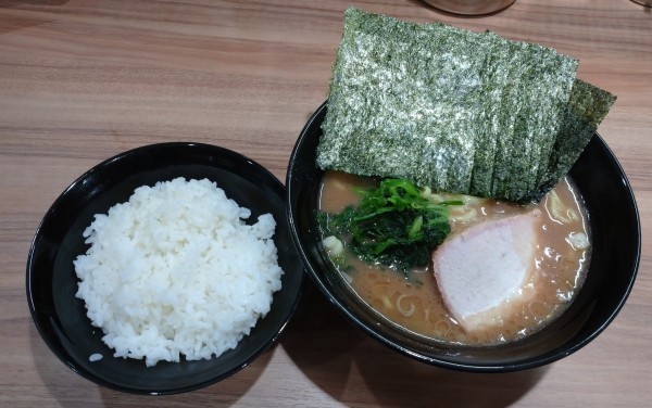 「ラーメン（800円）＋のり（100円）＋ライス（100円）」@横浜ラーメン 響家の写真