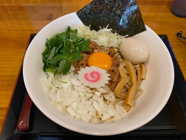 「冷やしかも油まぜそば（９８０円）＋味玉１２０円」@中華そば かもまるの写真