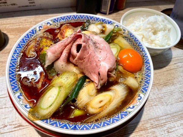 「＜気まぐれ限定＞ 深谷辛ネギブラック+ライス」@中華そば 四つ葉の写真