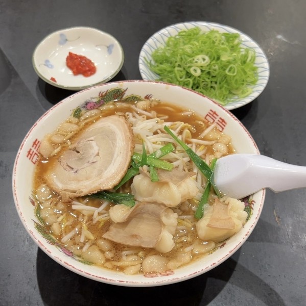 「尾道ホルモンらーめん 平麺 ピリ辛」@尾道らーめん 三公の写真