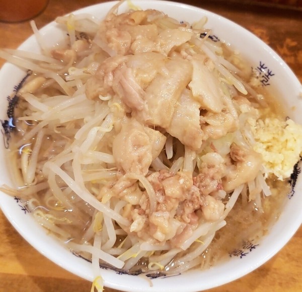 「小豚ラーメン（麺半分・ニンニク・ヤサイ・アブラ） ９３０円」@ラーメン二郎 前橋千代田町店の写真