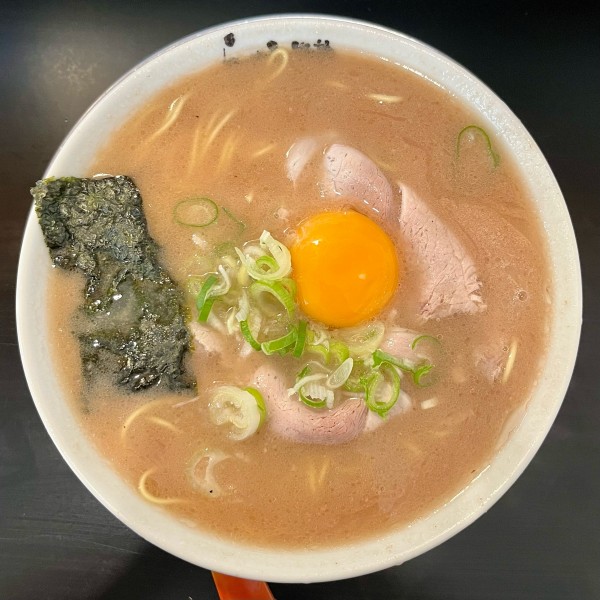 「卵入りらーめん（850円）」@らーめん物語 豚の恩返しの写真