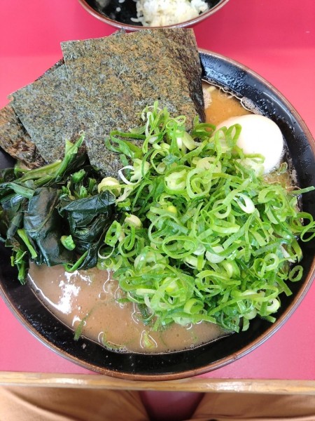 「半熟味玉中＋九条ネギ」@横浜ラーメン 相馬家の写真