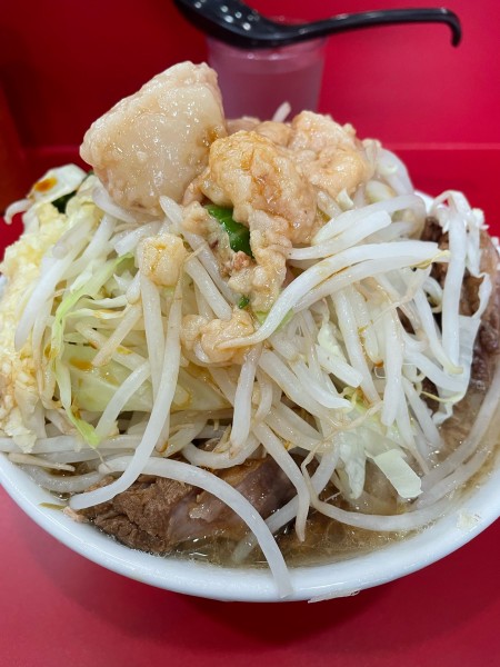 「小豚入り ゼンマシ」@ラーメン二郎 生田駅前店の写真