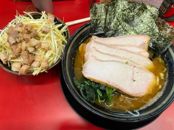 「チャーシューメン油多め/ ネギ丼（白）」@IEKEI_TOKYO 王道家直系の写真