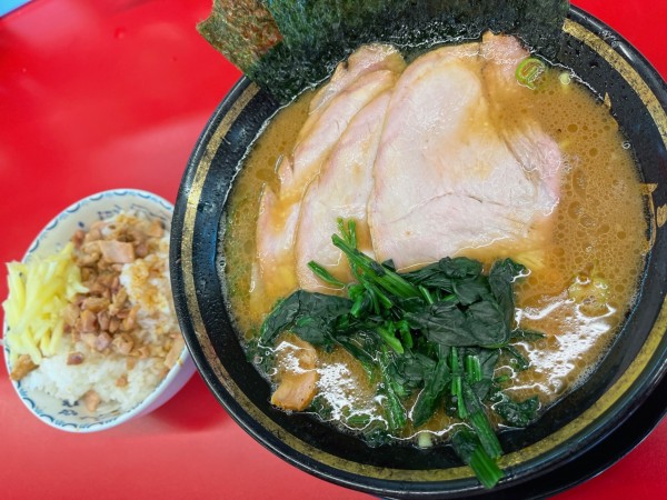 「チャーシューメン（3枚）＋半チャーシューまぶし」@王道家直伝 との丸家 八潮店の写真