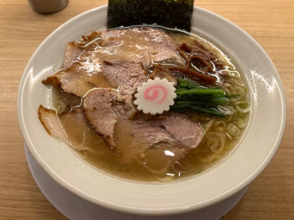 「塩半チャーシューメン」@長岡食堂 東京ラーメン横丁店の写真