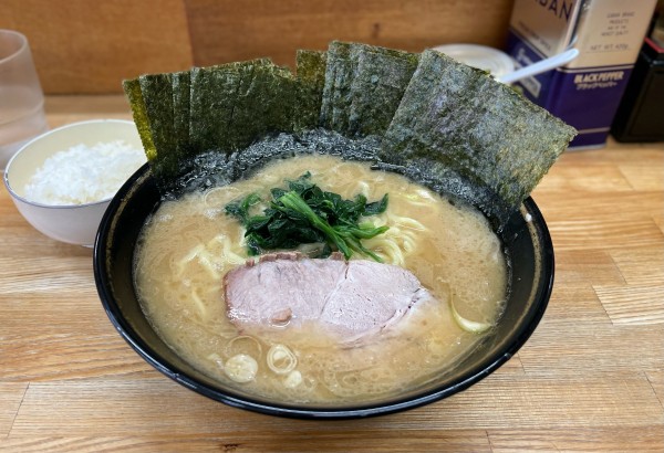 「中ラーメン¥850、 海苔増¥100、小ライス無料」@八家本陣の写真