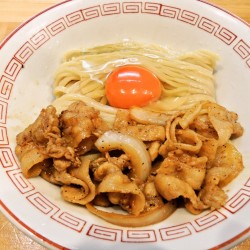 「TKM肉盛り」（780円） ※「肉玉つけ麺」と交互に提供