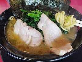「ラーメン(ｶﾀﾒちょい薄め)(850)＋ほうれん草(200)」@家系ラーメン王道 王道之印の写真