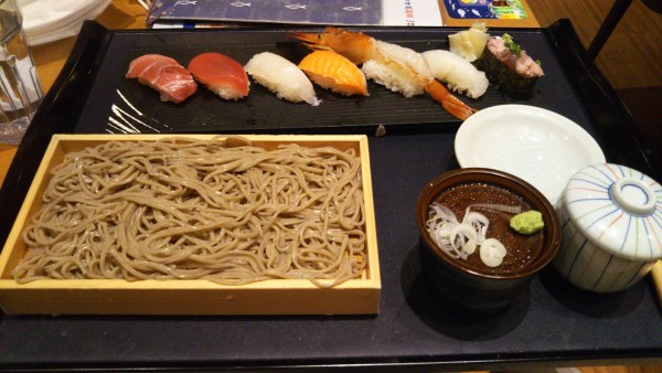 「7種のおまかせにぎりとざるそばのセット」@産直鮮魚とおばんざい 魚こめ屋の写真