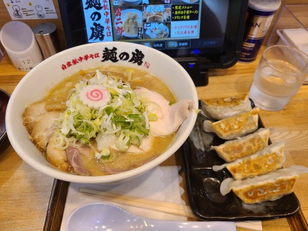 「チャーシュー濃厚魚介中華そば(大盛+濃いめ+ネギ)」@自家製中華そば 麺の虜の写真