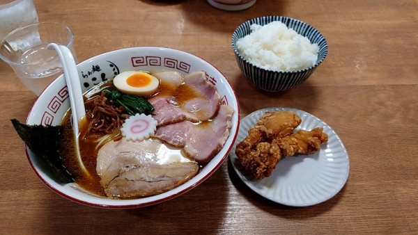 「鳥がら中華＋レアチャーシュー＋唐揚げ」@らぁ麺 ここんの写真